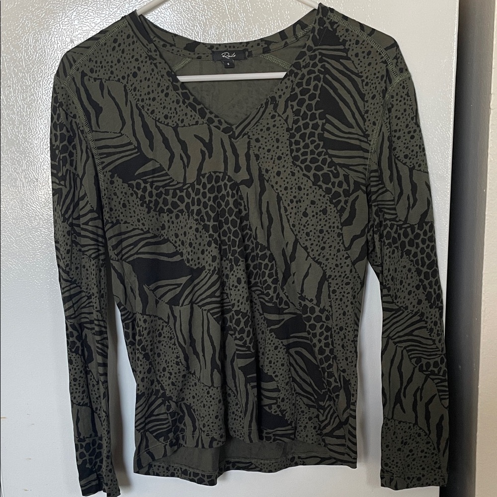 Rails Women’s Sm The Sami Long Sleeve V-Neck Olive Mixed Animal Top Cotton Blend
